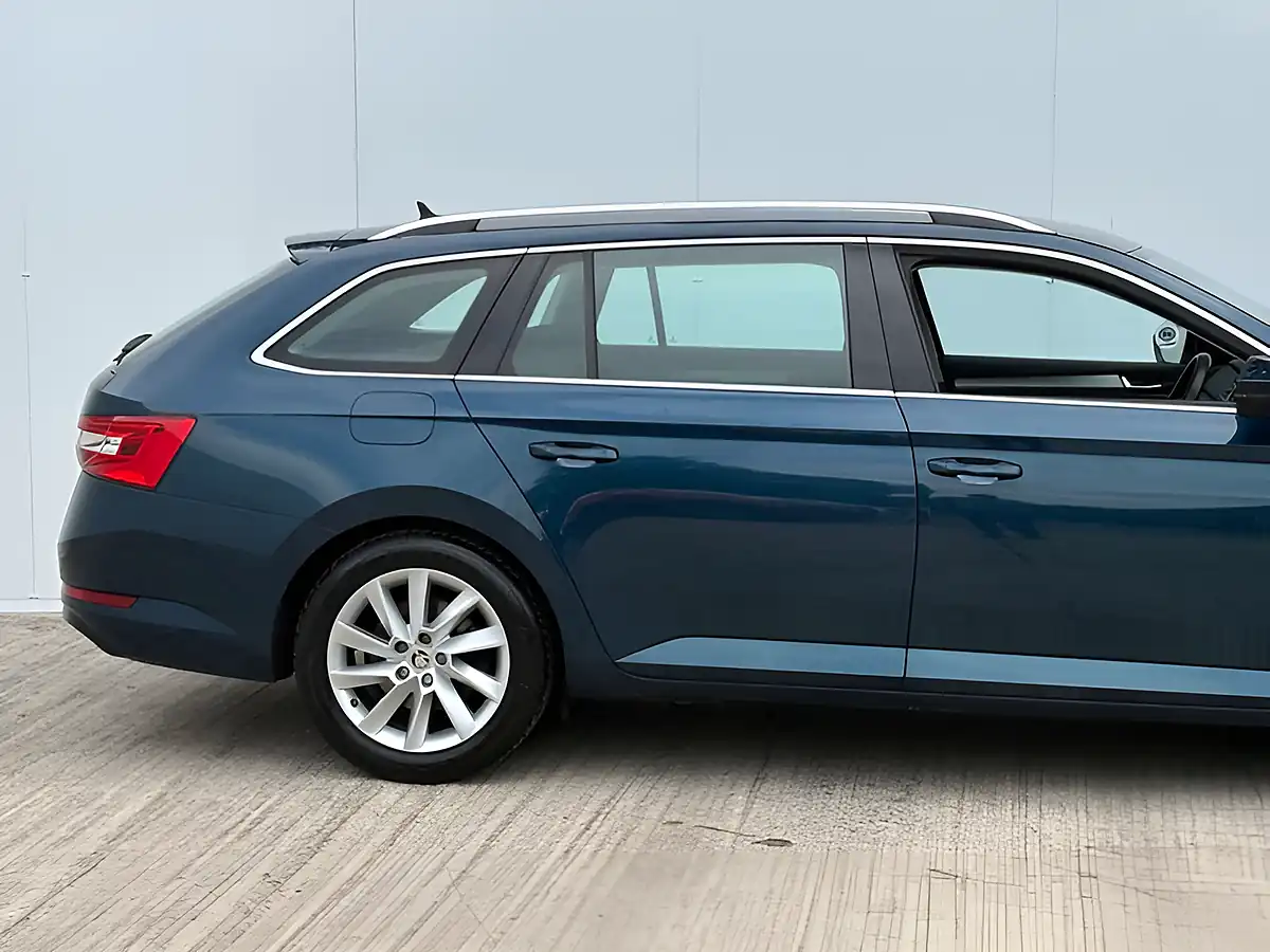 Used 2018 Skoda Superb Se Petrol Blue - Interior and Exterior details 10