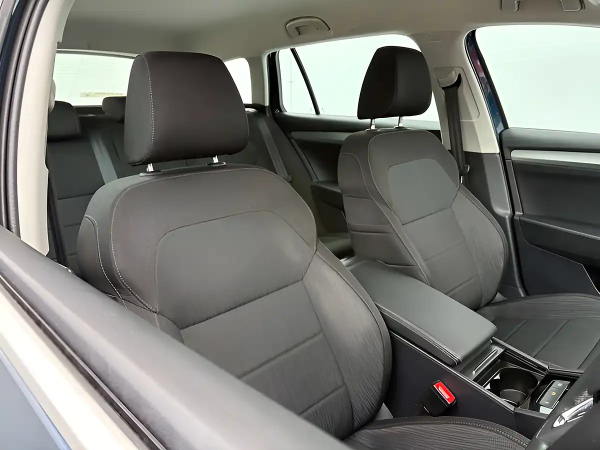 Used 2018 Skoda Superb Se Petrol Blue - Interior and Exterior details 12