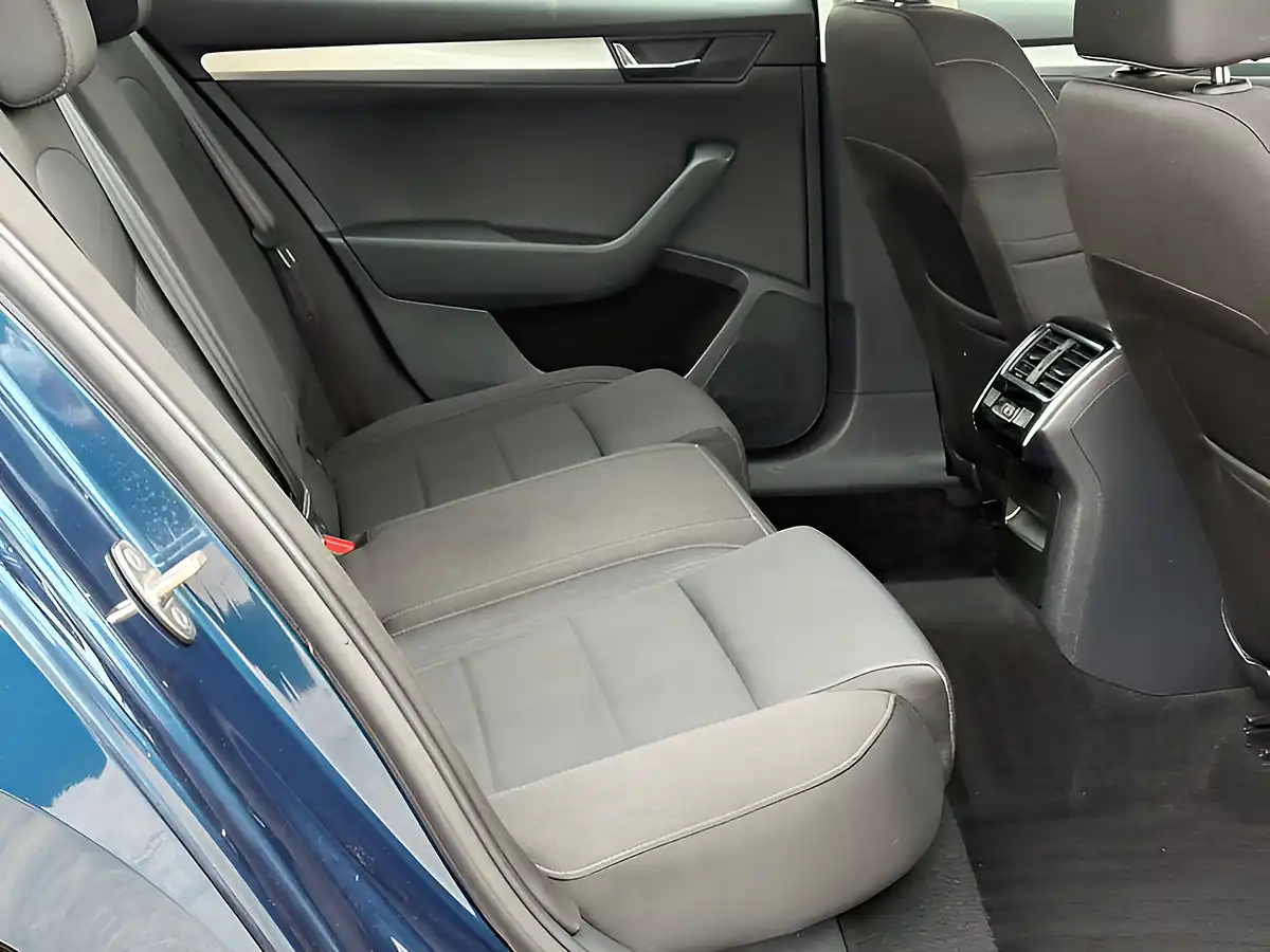 Used 2018 Skoda Superb Se Petrol Blue - Interior and Exterior details 16