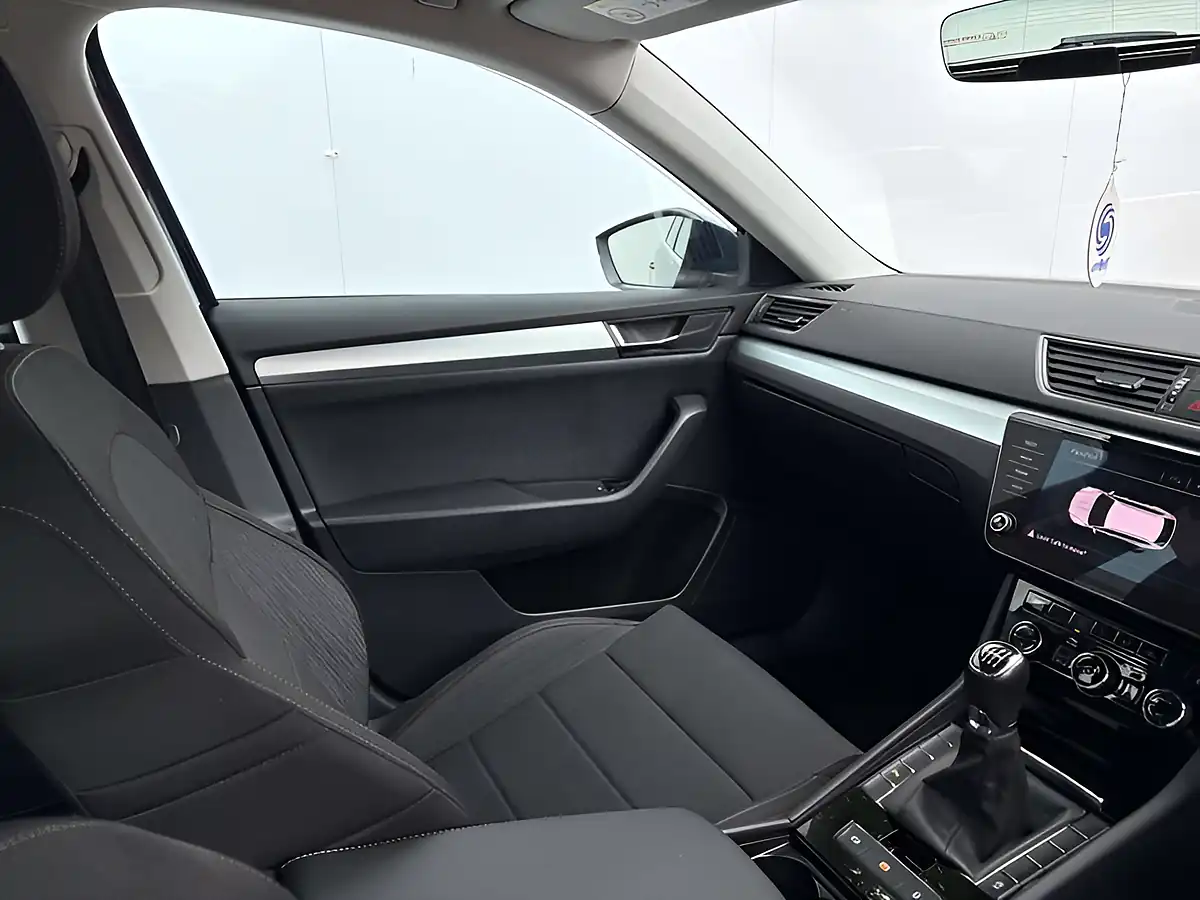 Used 2018 Skoda Superb Se Petrol Blue - Interior and Exterior details 18