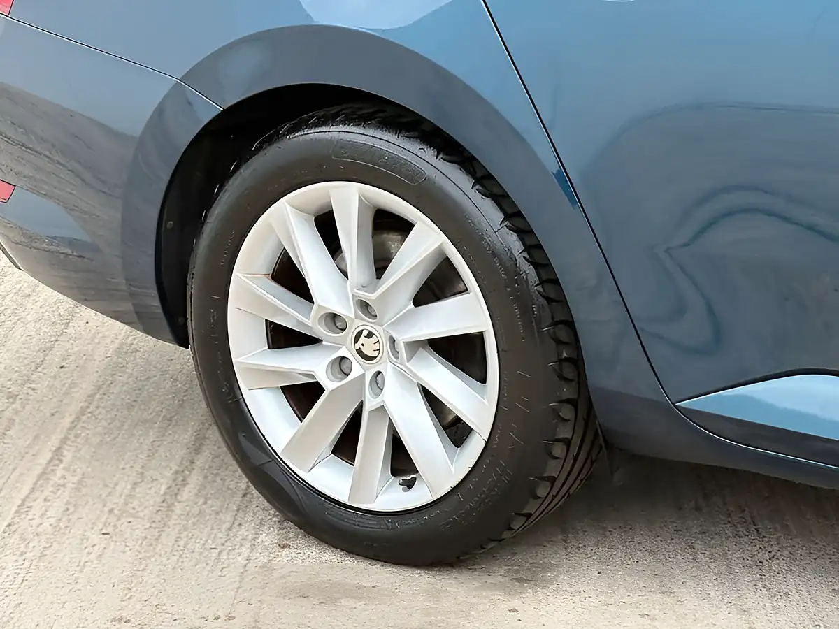 Used 2018 Skoda Superb Se Petrol Blue - Interior and Exterior details 7