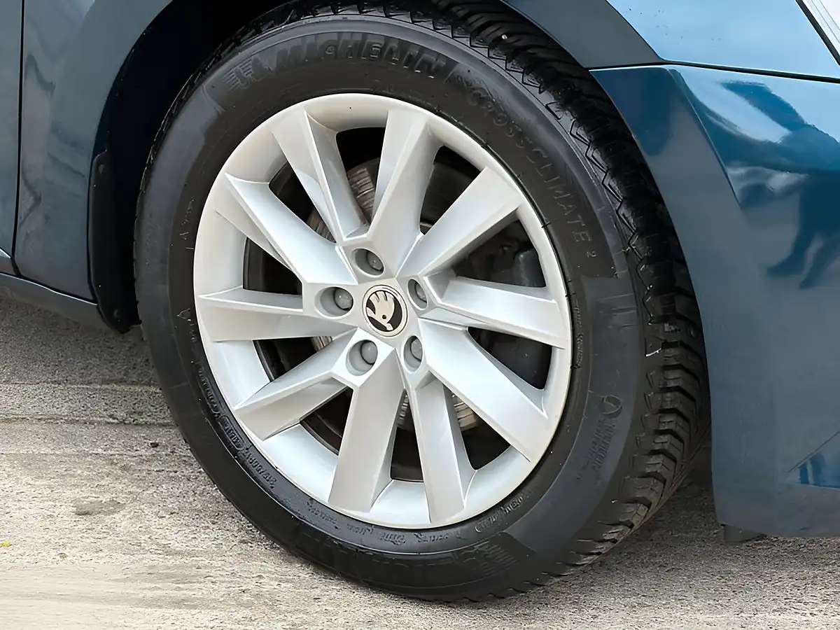 Used 2018 Skoda Superb Se Petrol Blue - Interior and Exterior details 9