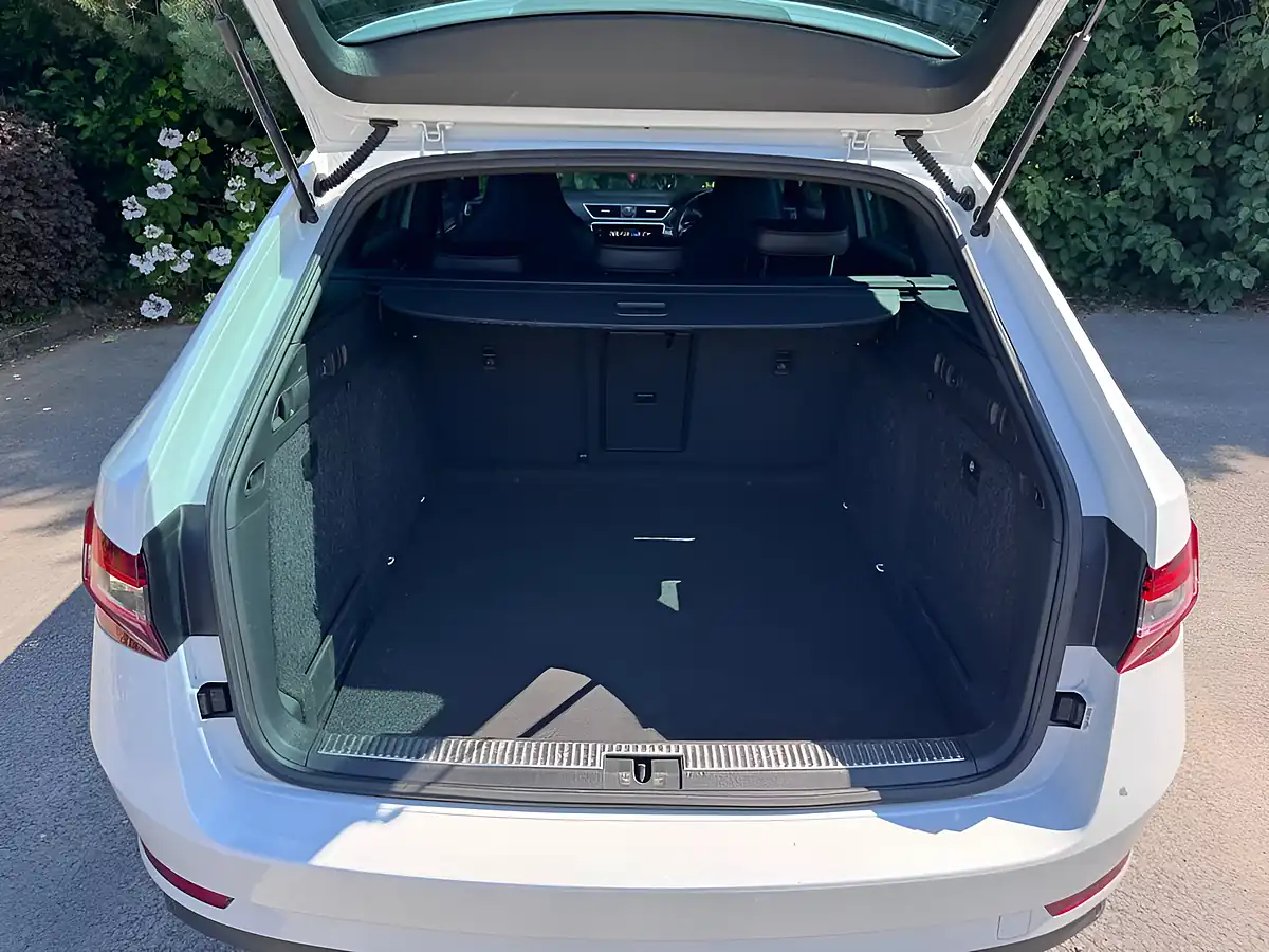 Used 2018 Skoda Superb Sportline White - Interior and Exterior details 19