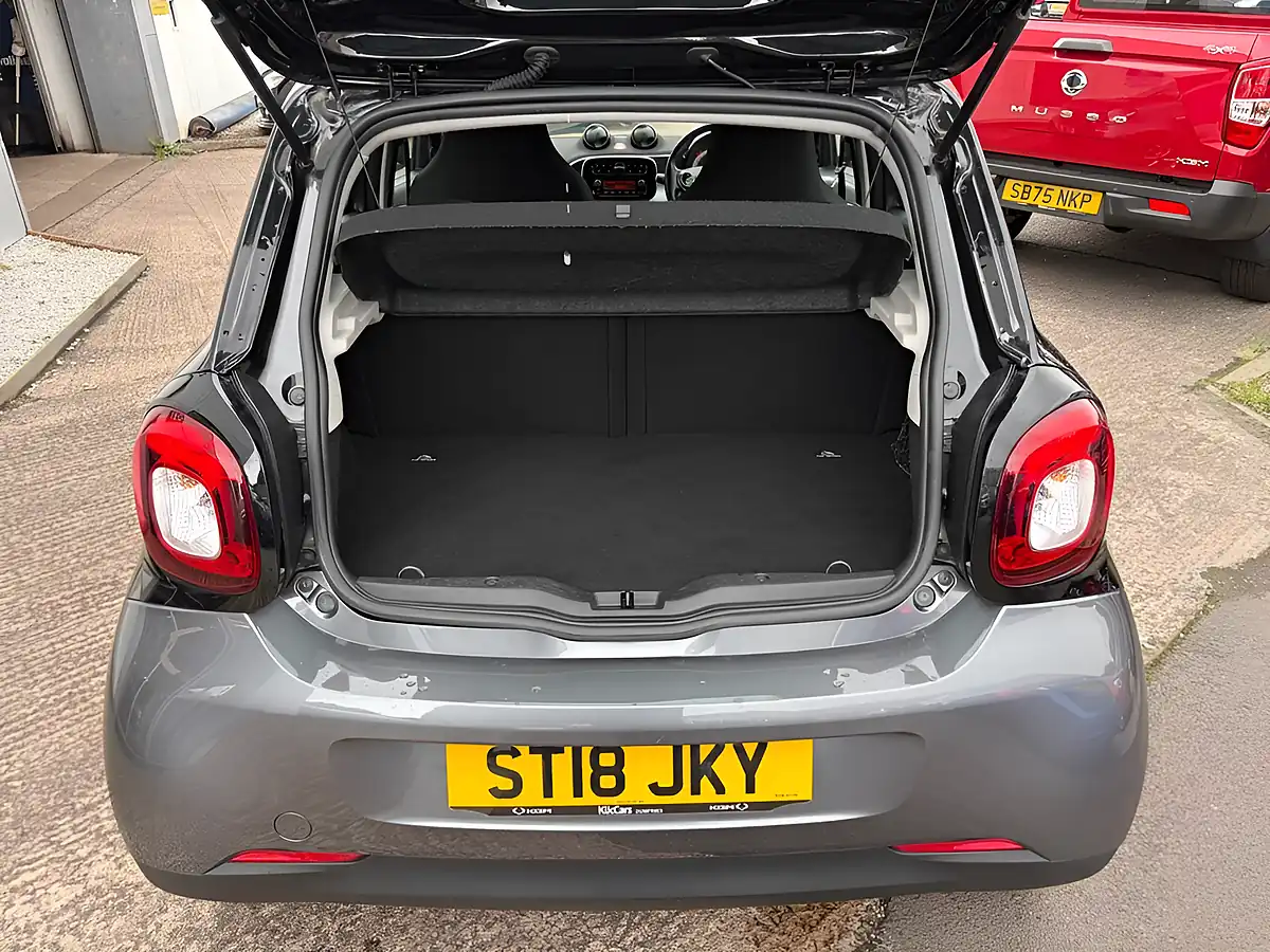 Used 2018 Smart Forfour Passion Black - Interior and Exterior details 10