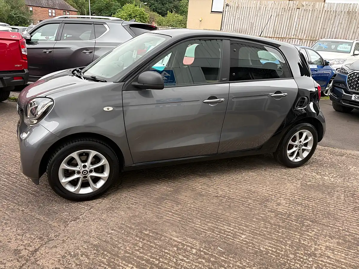 Used 2018 Smart Forfour Passion Black - Interior and Exterior details 5