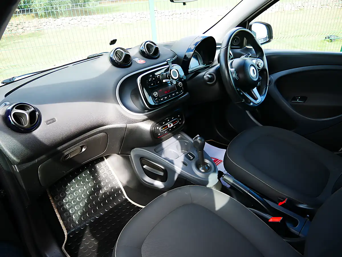 Used 2018 Smart Forfour Passion White / Black - Interior and Exterior details 10