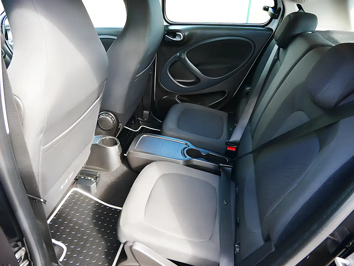 Used 2018 Smart Forfour Passion White / Black - Interior and Exterior details 12