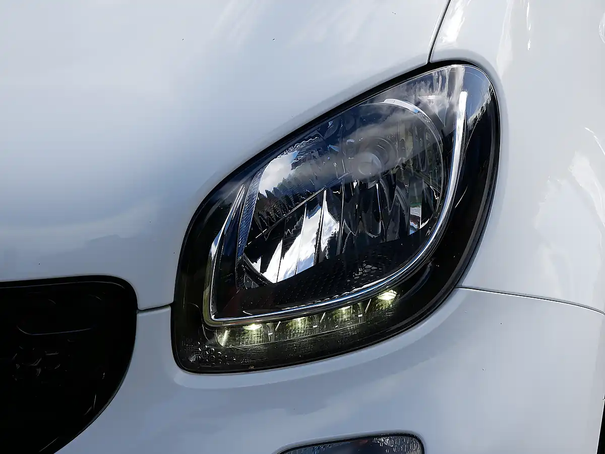 Used 2018 Smart Forfour Passion White / Black - Interior and Exterior details 14
