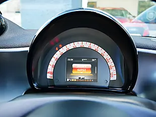 Used 2018 Smart Forfour Passion White / Black - Interior and Exterior details 18