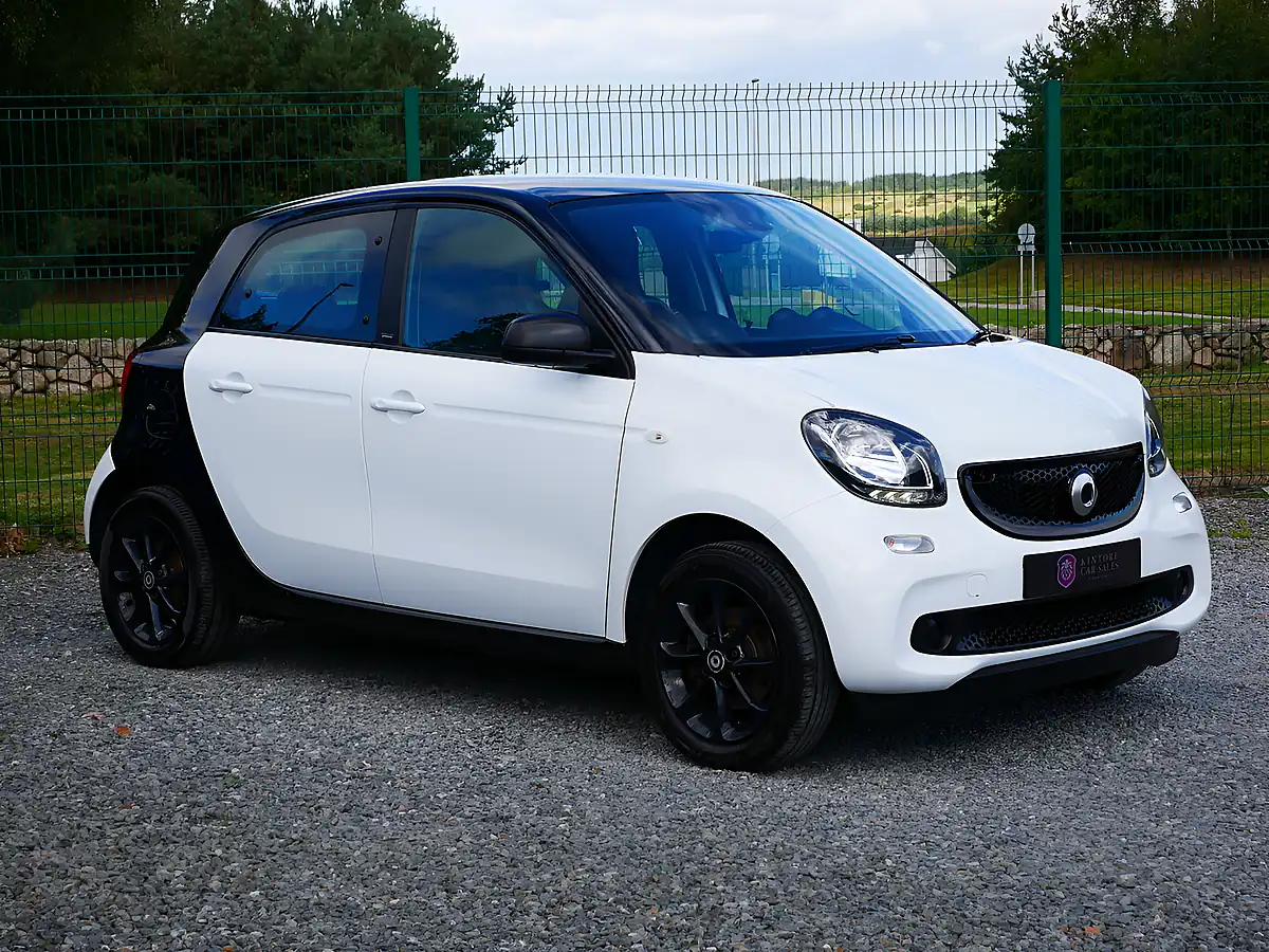Used 2018 Smart Forfour Passion White / Black - Interior and Exterior details 2