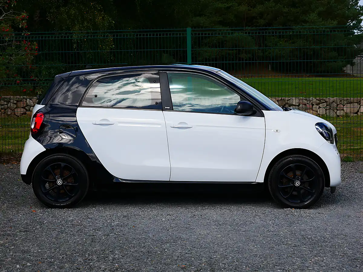 Used 2018 Smart Forfour Passion White / Black - Interior and Exterior details 5