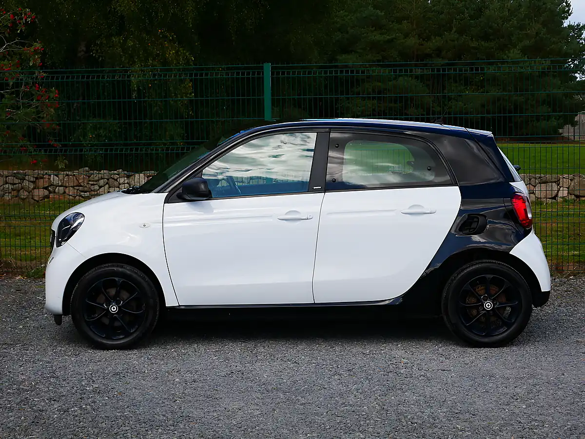 Used 2018 Smart Forfour Passion White / Black - Interior and Exterior details 6