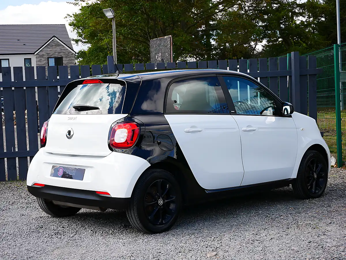Used 2018 Smart Forfour Passion White / Black - Interior and Exterior details 9