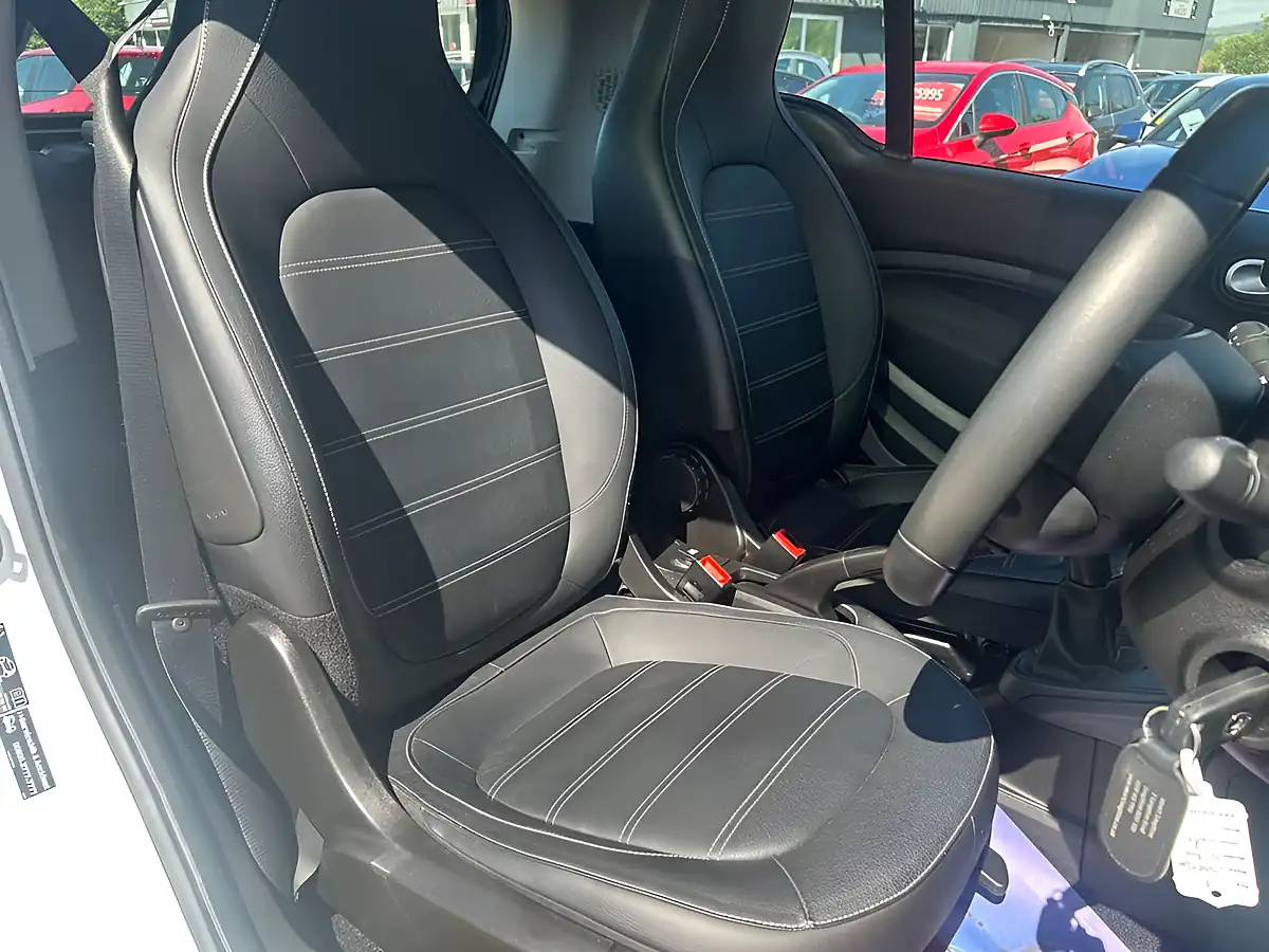 Used 2018 Smart Fortwo Prime Coupe White - Interior and Exterior details 5