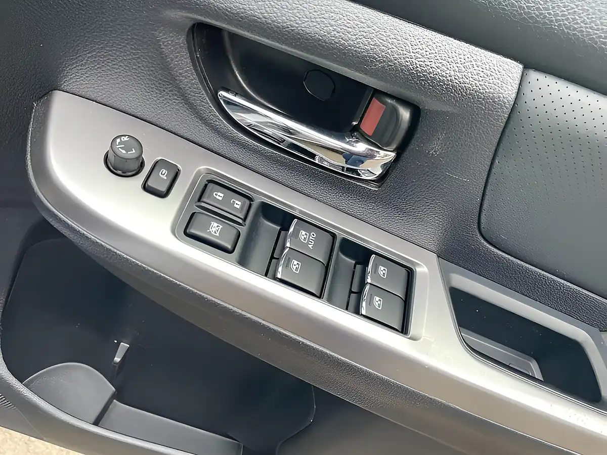 Used 2018 Subaru Xv Se Premium Silver - Interior and Exterior details 17