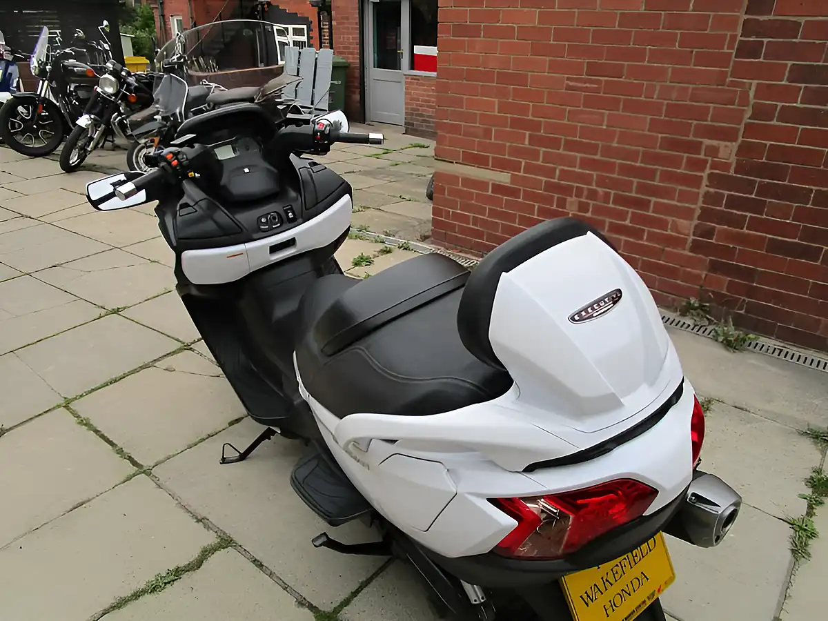 Used 2018 Suzuki AN650 Burgman ZL8 White - Interior and Exterior details 12