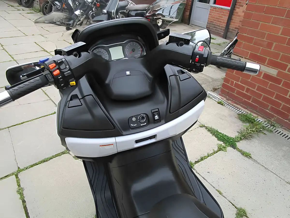 Used 2018 Suzuki AN650 Burgman ZL8 White - Interior and Exterior details 15