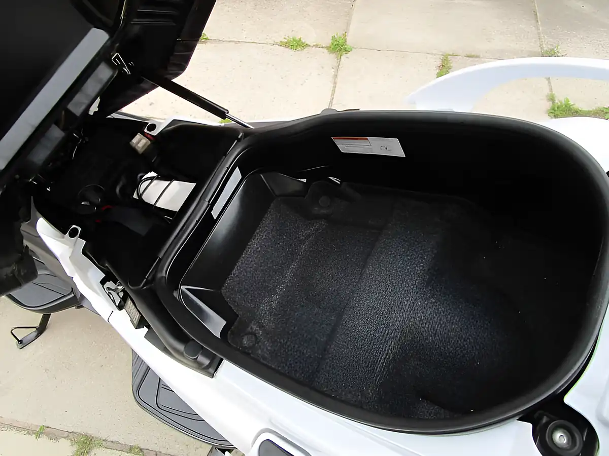 Used 2018 Suzuki AN650 Burgman ZL8 White - Interior and Exterior details 19