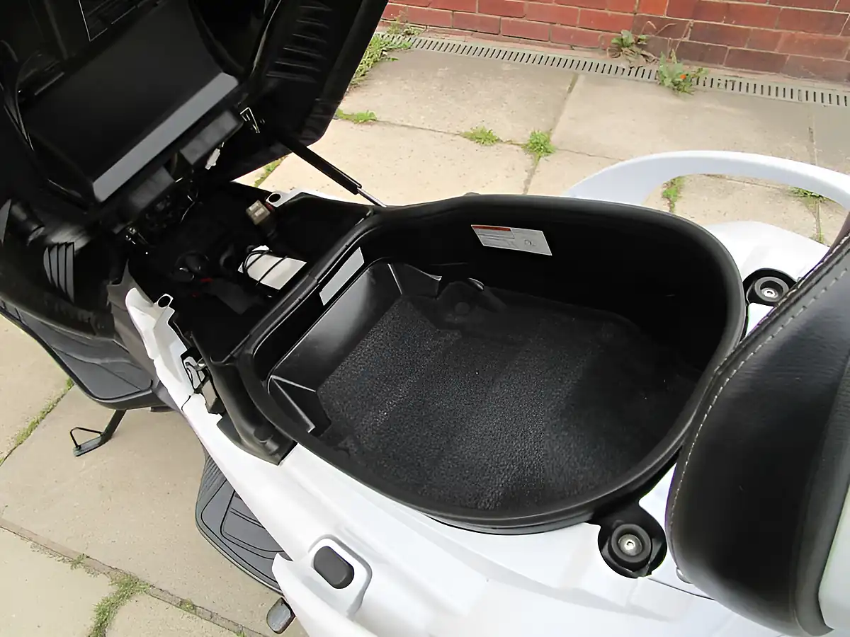 Used 2018 Suzuki AN650 Burgman ZL8 White - Interior and Exterior details 20