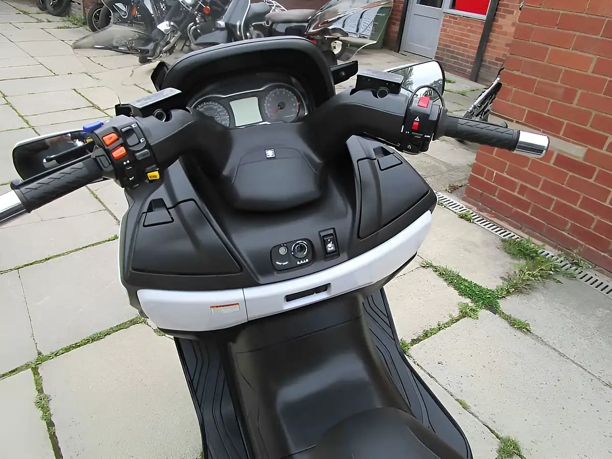 Used 2018 Suzuki AN650 ZL8 Burgman White - Interior and Exterior details 16