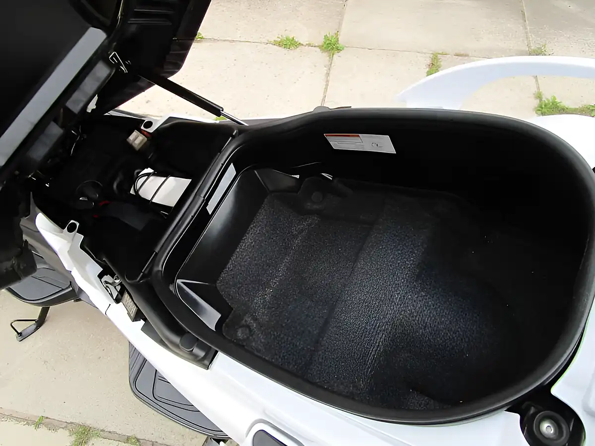 Used 2018 Suzuki AN650 ZL8 Burgman White - Interior and Exterior details 19