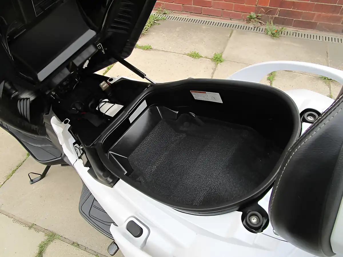 Used 2018 Suzuki AN650 ZL8 Burgman White - Interior and Exterior details 20
