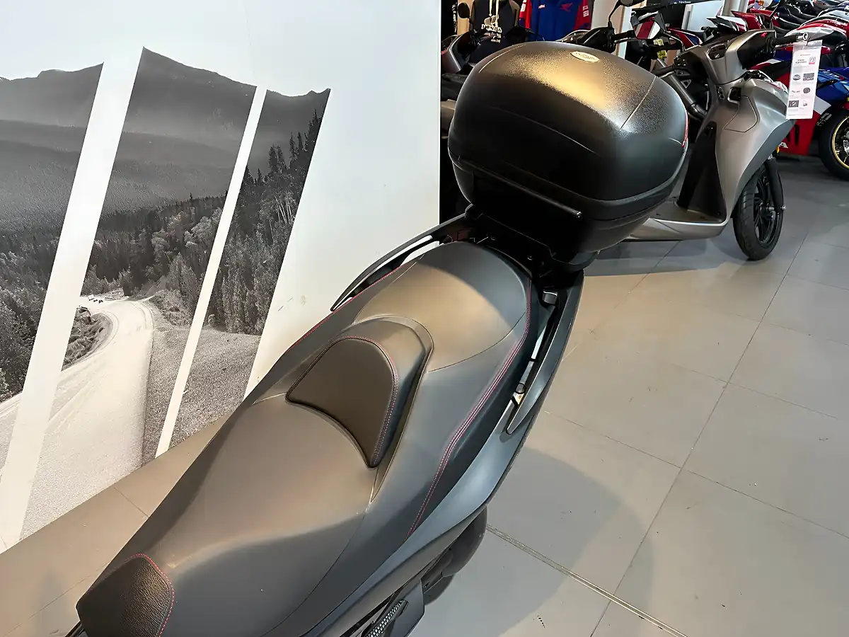 Used 2018 Suzuki Burgman 400 Black - Interior and Exterior details 9