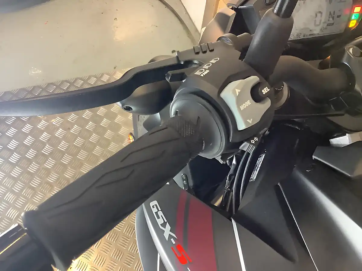 Used 2018 Suzuki Gsx Black - Interior and Exterior details 8