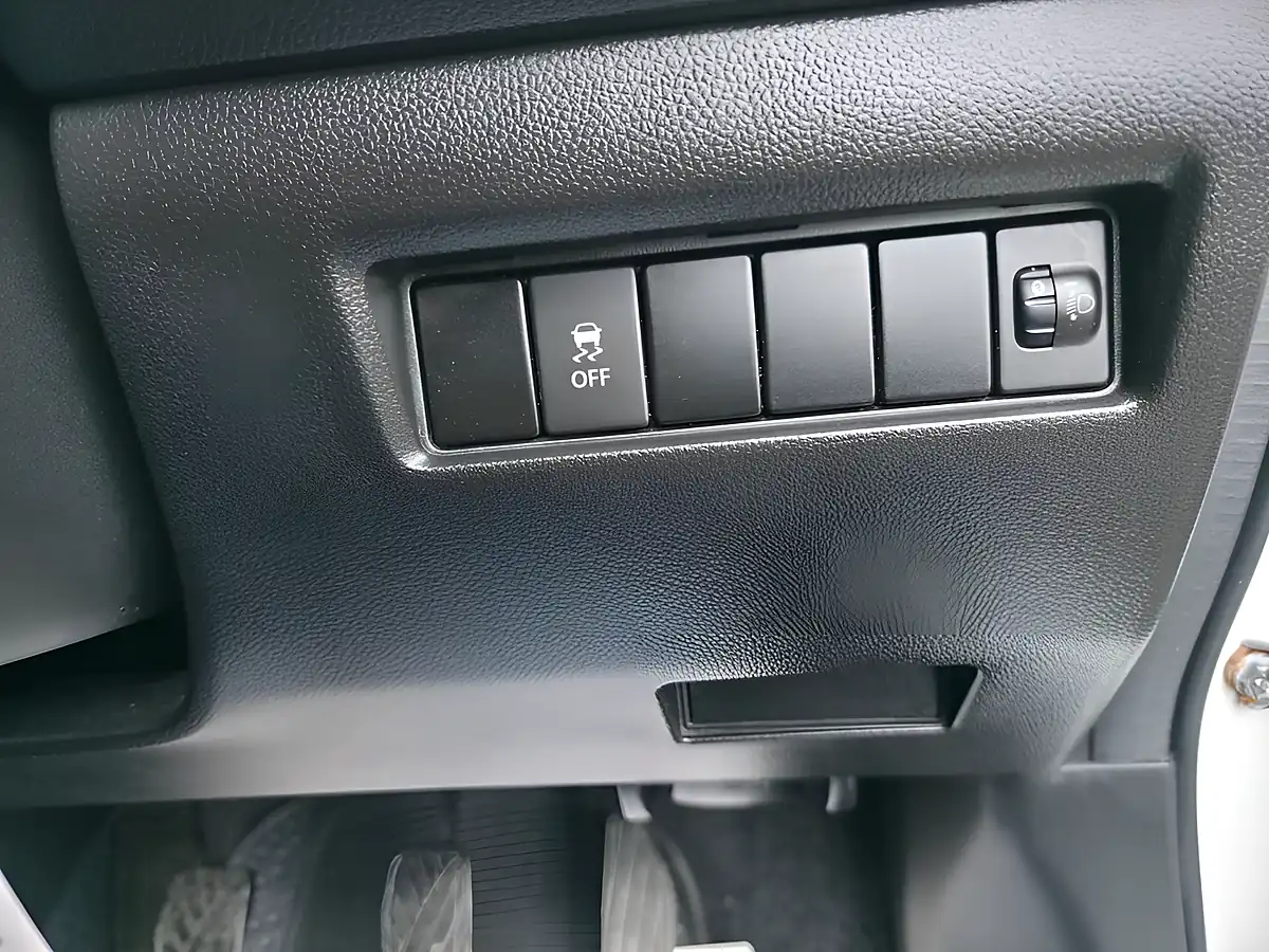Used 2018 Suzuki Swift Sz-T White - Interior and Exterior details 16