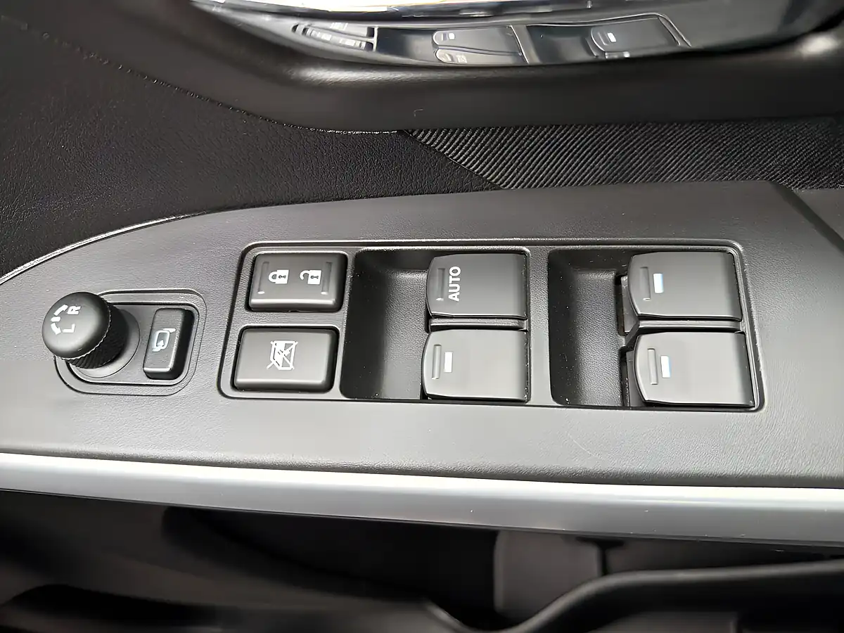 Used 2018 Suzuki SX4 S-Cross Sz-T Blue - Interior and Exterior details 16