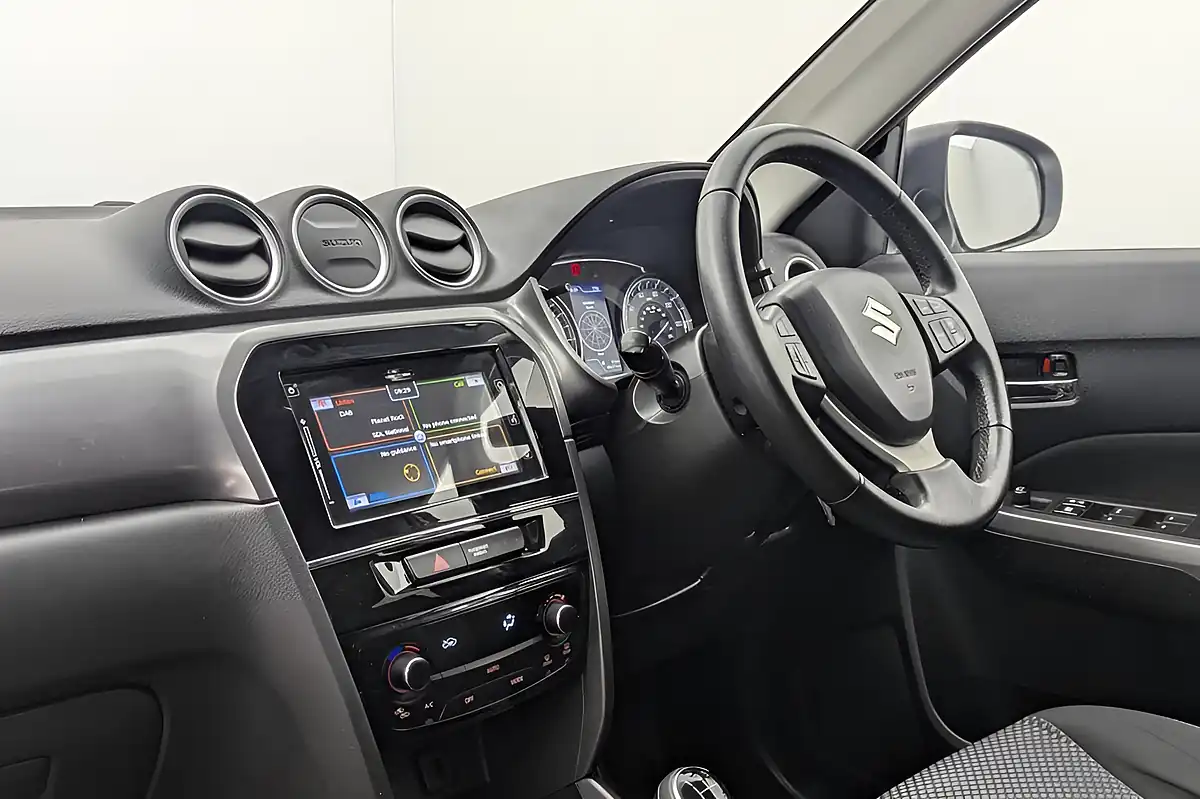 Used 2018 Suzuki Vitara Sz-T White - Interior and Exterior details 13