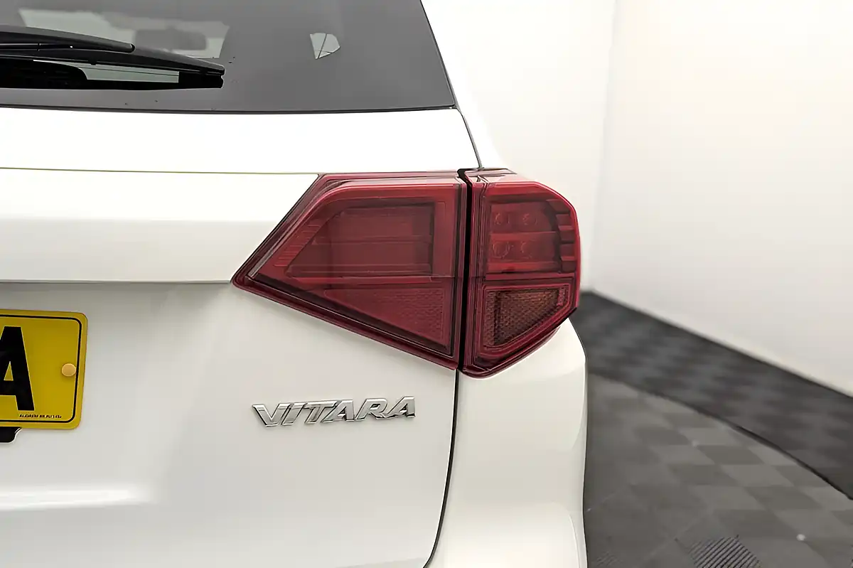 Used 2018 Suzuki Vitara Sz-T White - Interior and Exterior details 18