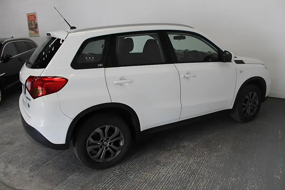 Used 2018 Suzuki Vitara SZ4 White - Interior and Exterior details 8