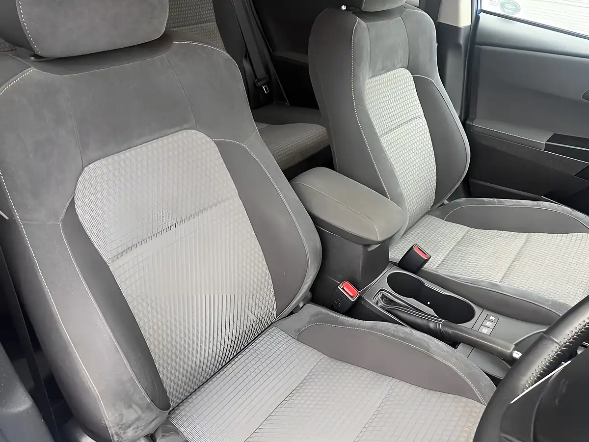 Used 2018 Toyota Auris Design Blue - Interior and Exterior details 12