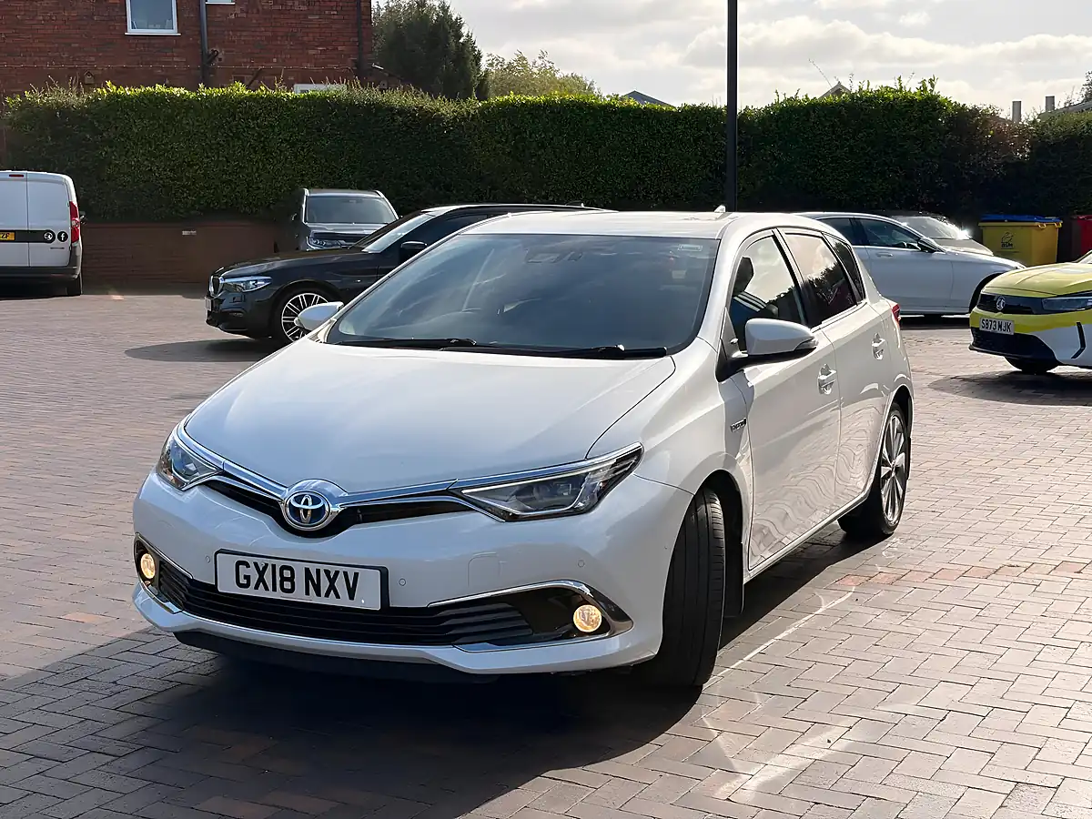 Used 2018 Toyota Auris Excel White - Interior and Exterior details 11