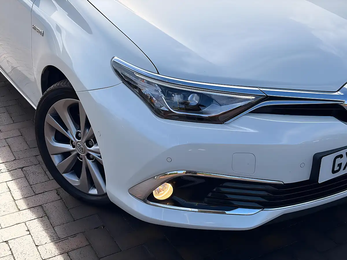 Used 2018 Toyota Auris Excel White - Interior and Exterior details 12
