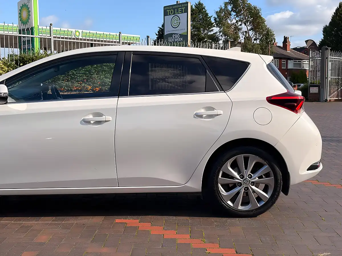 Used 2018 Toyota Auris Excel White - Interior and Exterior details 13