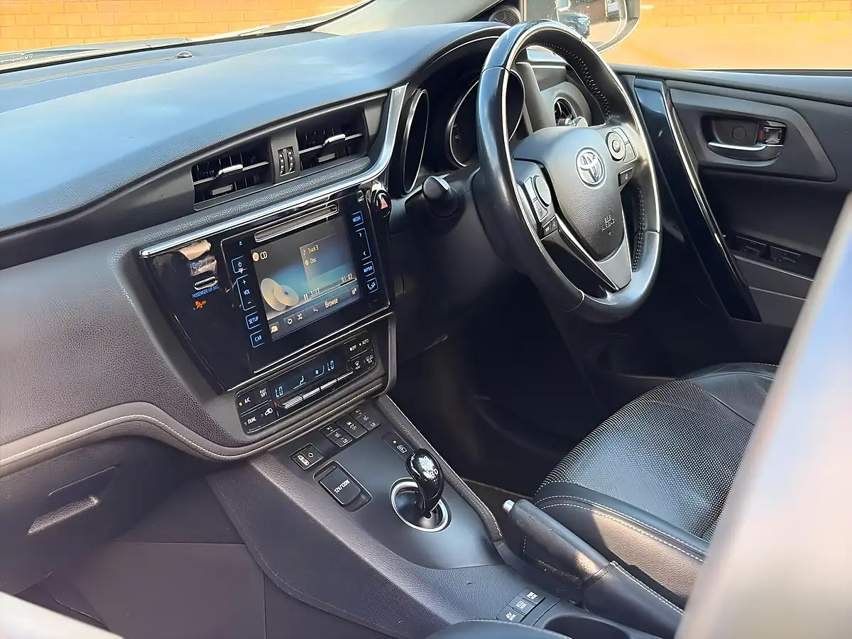 Used 2018 Toyota Auris Excel White - Interior and Exterior details 15