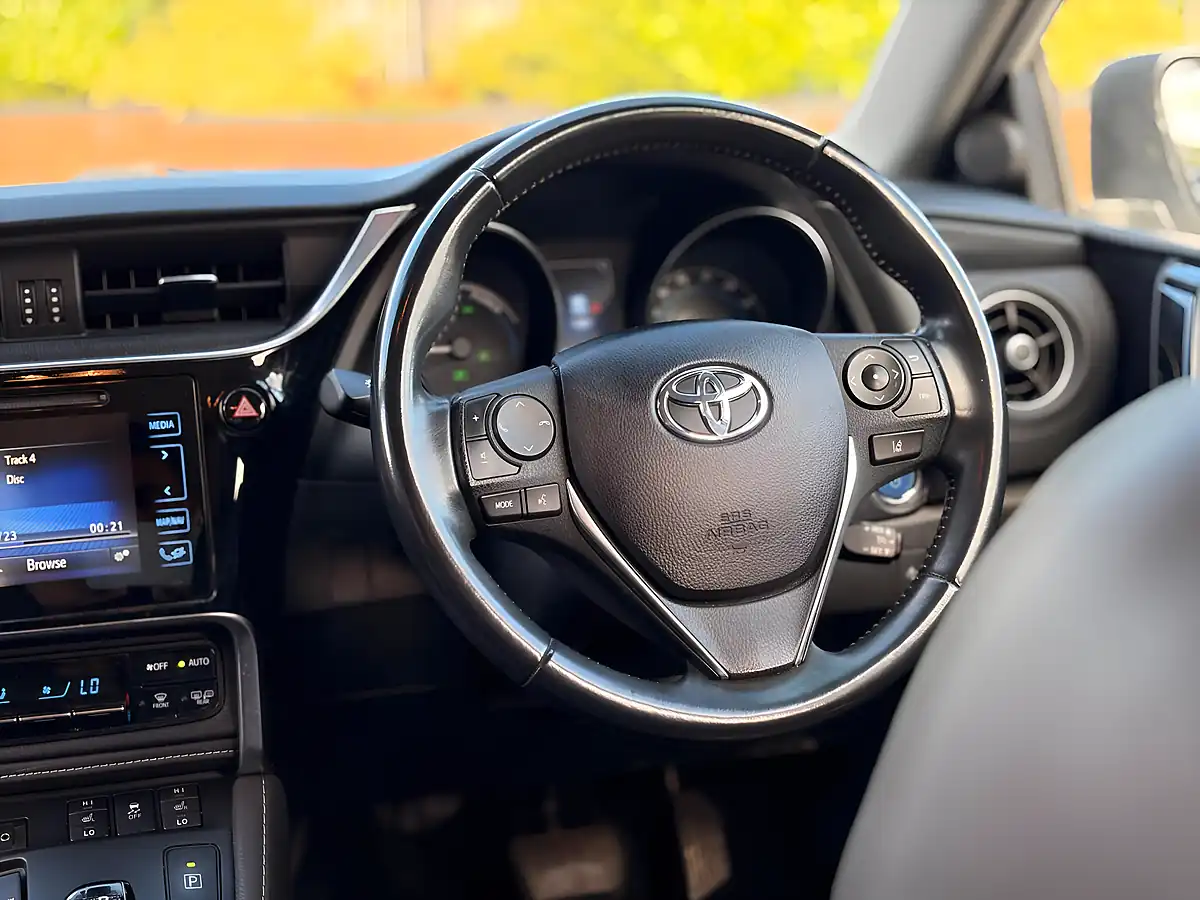 Used 2018 Toyota Auris Excel White - Interior and Exterior details 16