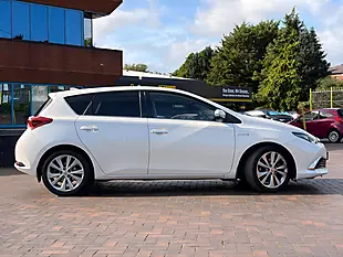 Used 2018 Toyota Auris Excel White - Interior and Exterior details 4