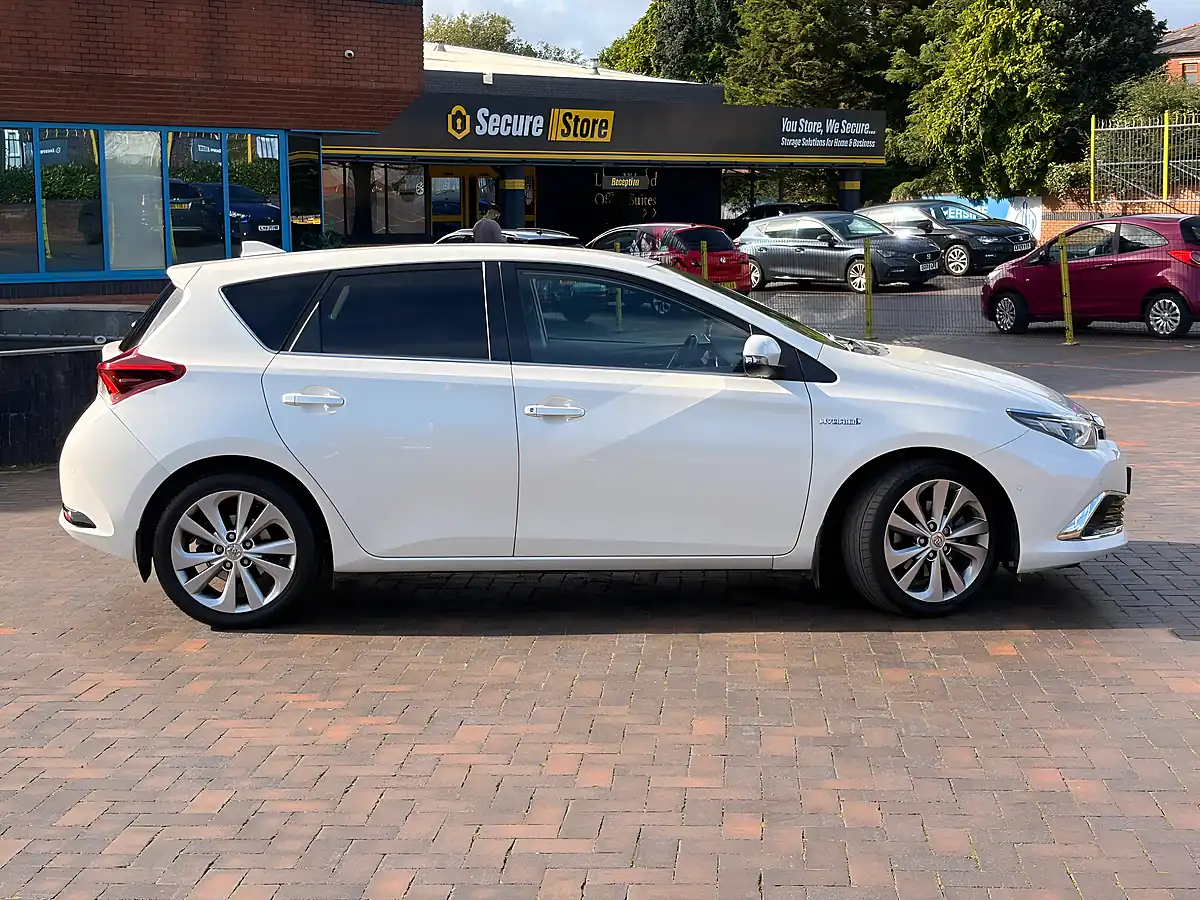Used 2018 Toyota Auris Excel White - Interior and Exterior details 5