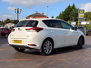 Used 2018 Toyota Auris Excel White - Interior and Exterior details 8