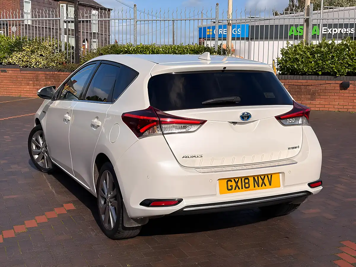 Used 2018 Toyota Auris Excel White - Interior and Exterior details 9