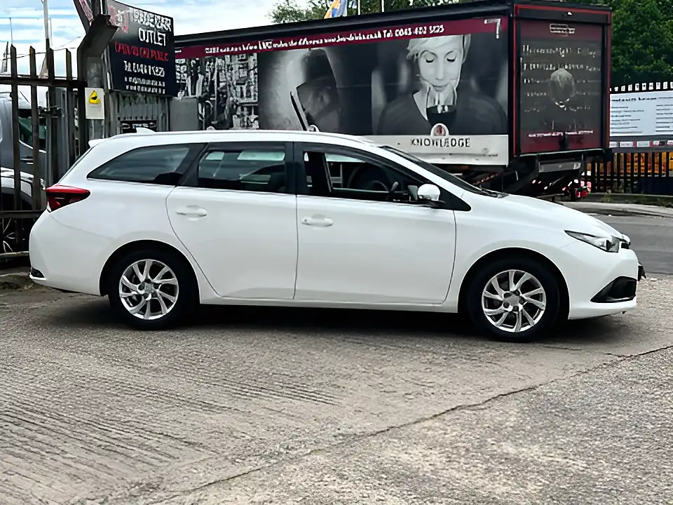 Used 2018 Toyota Auris Icon Tech Touring Sports White - Interior and Exterior details 16