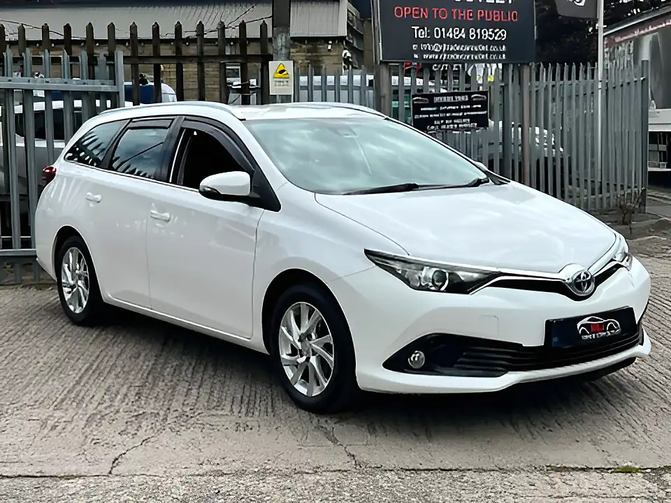 Used 2018 Toyota Auris Icon Tech Touring Sports White - Interior and Exterior details 5