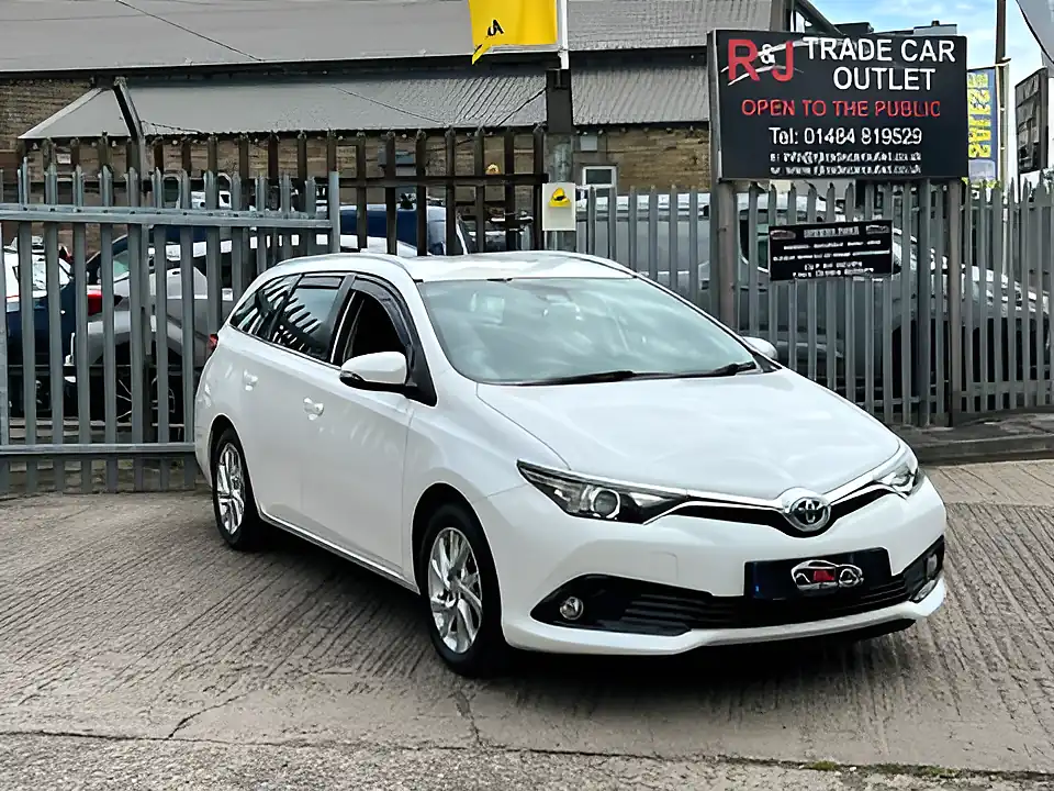 Used 2018 Toyota Auris Icon Tech Touring Sports White - Interior and Exterior details 6