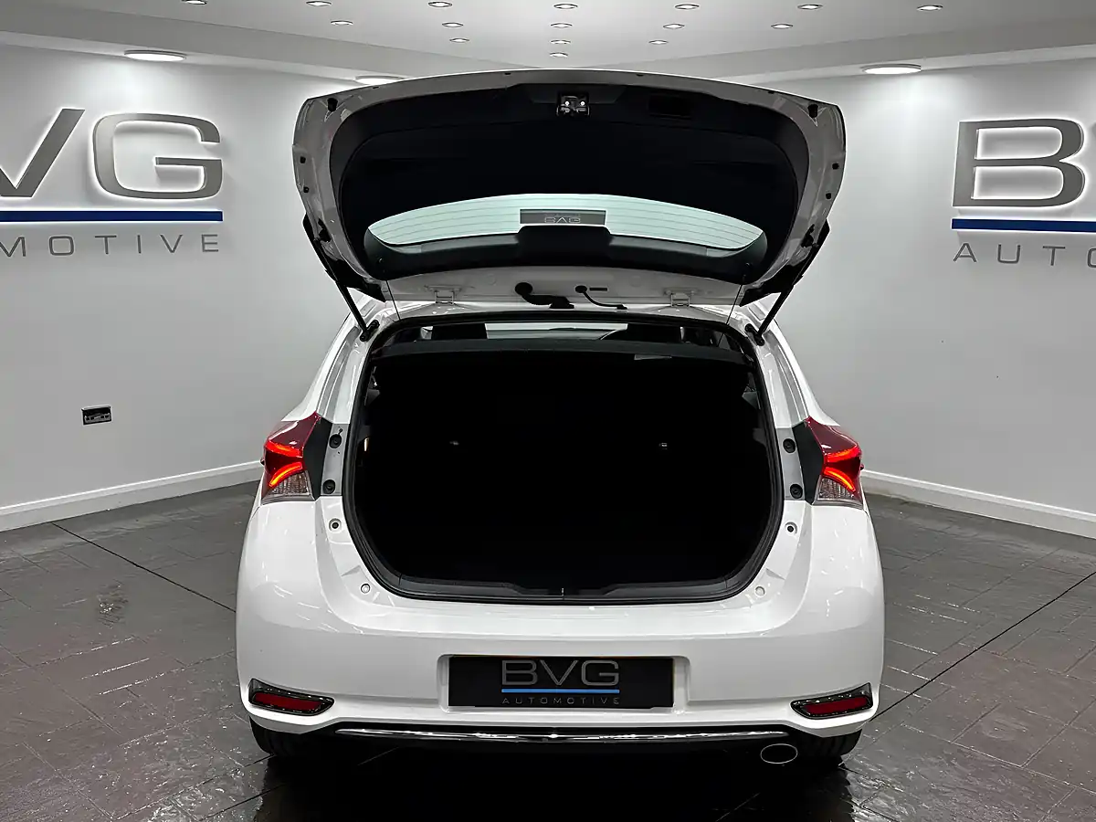 Used 2018 Toyota Auris Icon White - Interior and Exterior details 7