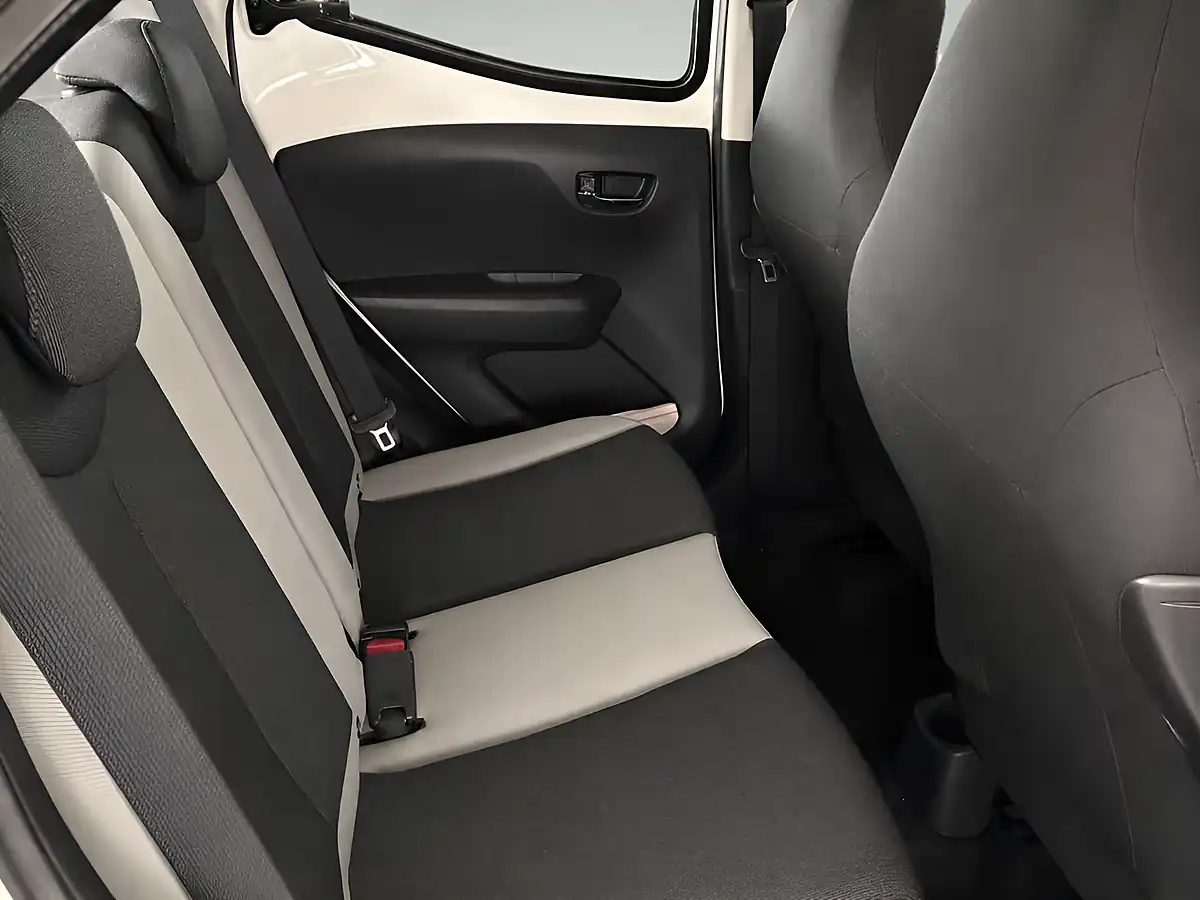Used 2018 Toyota Aygo X-Play White - Interior and Exterior details 9