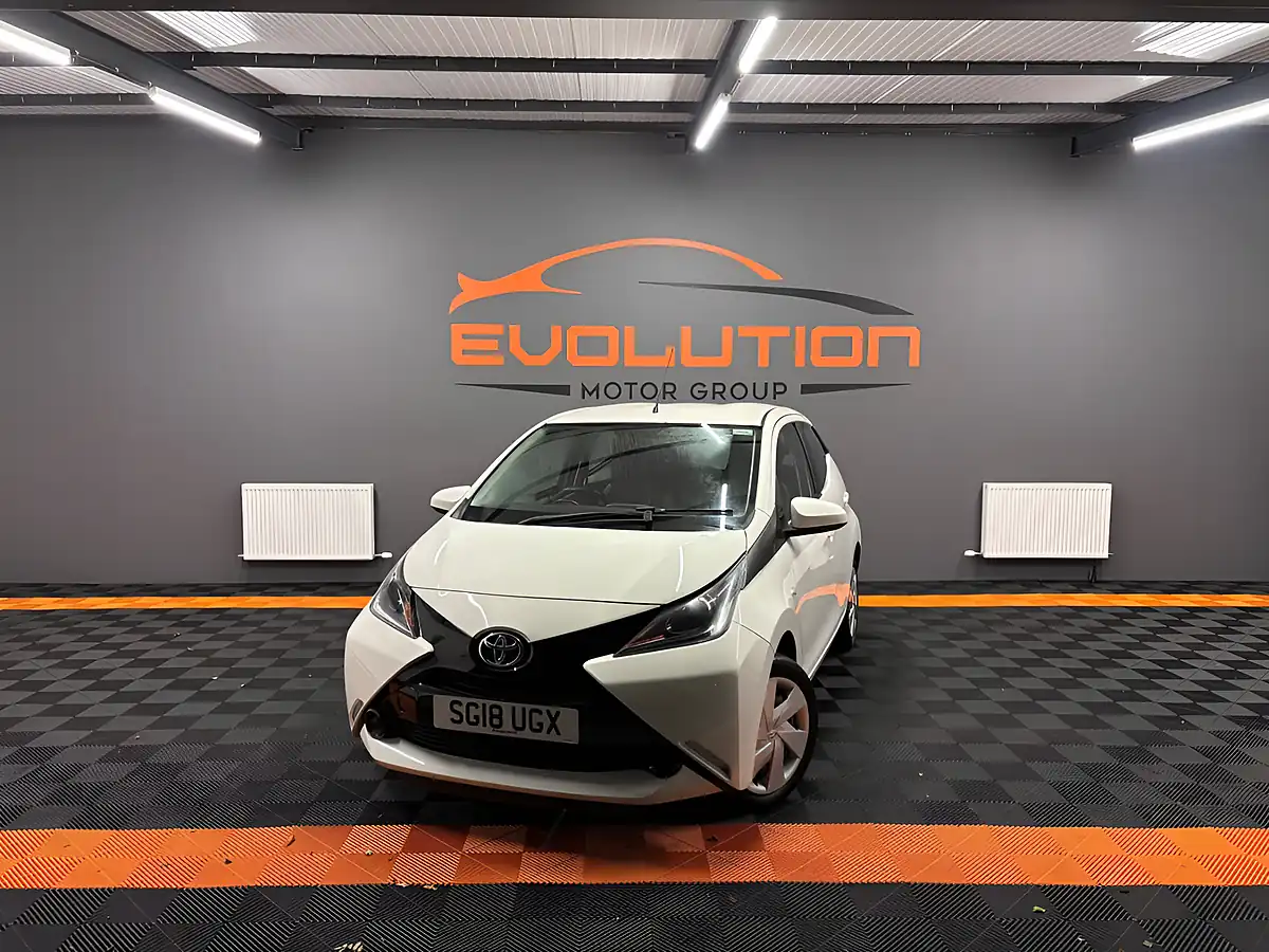 Used 2018 Toyota Aygo X-Play White - Front View