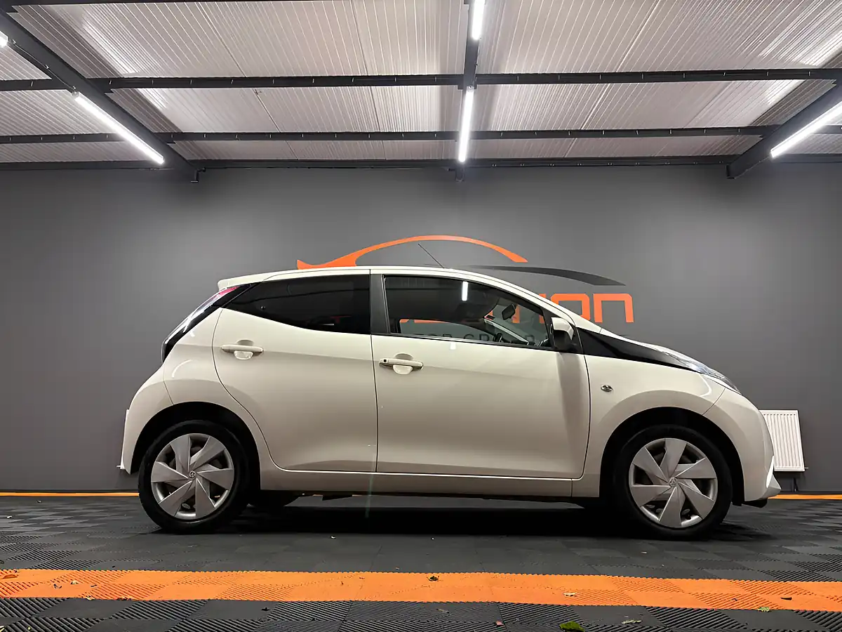 Used 2018 Toyota Aygo X-Play White - Interior and Exterior details 10